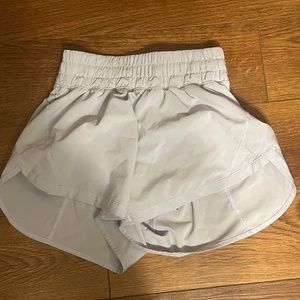 Lululemon Hotty Hot 4” size 6 pastel blue